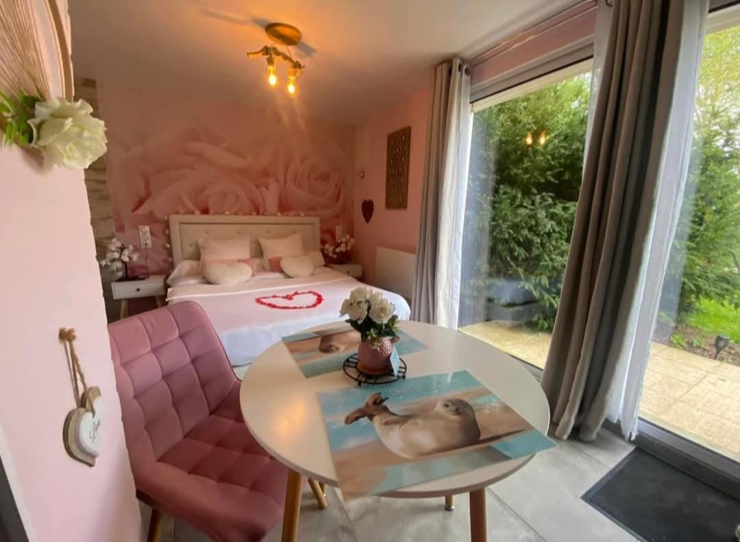 Bed and Breakfast Les Nids De La Baie Favieres  Экстерьер фото